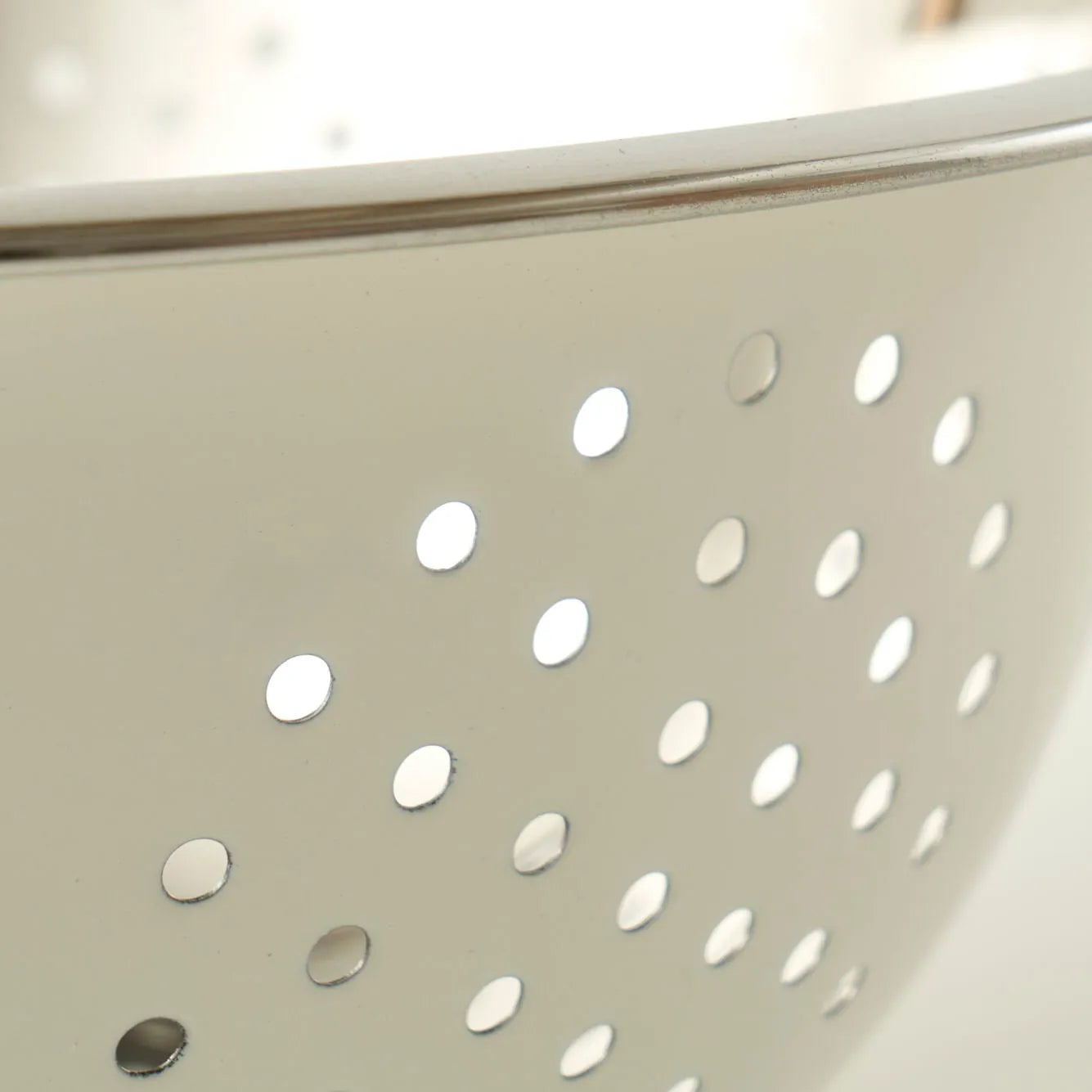 Giza White Stainless Steel Colander texture detail