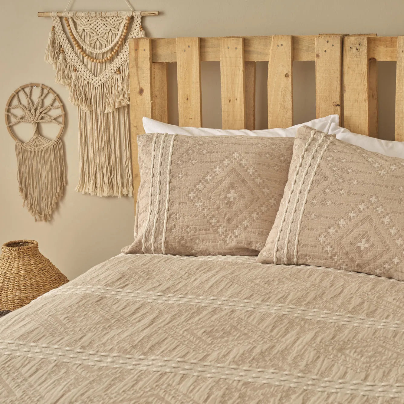 Glorinda Cotton Coverlet with Shams detail view