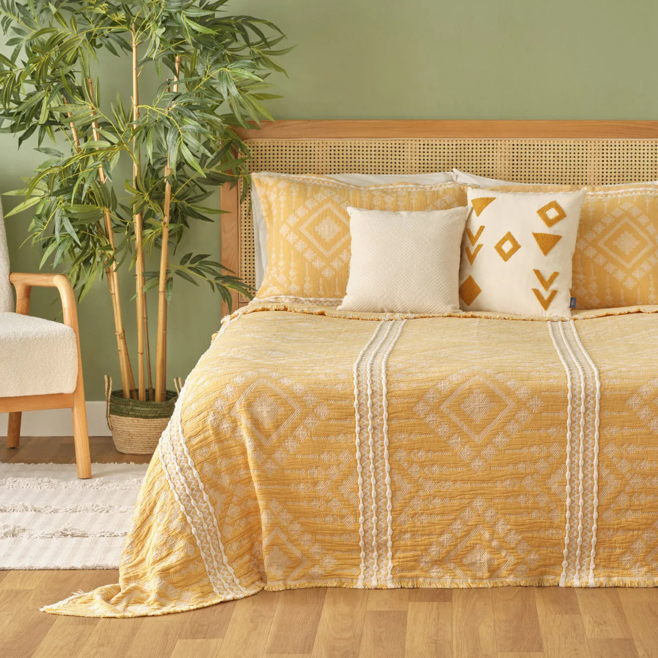 Glorinda Cotton Coverlet with Shams side view
