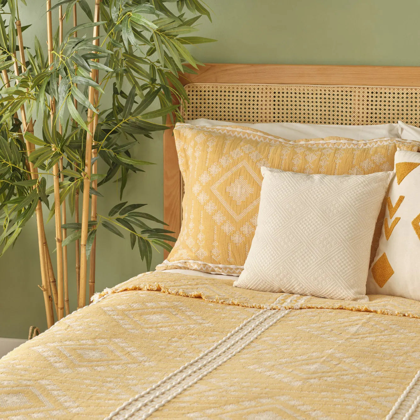 Glorinda Cotton Coverlet with Shams design detail