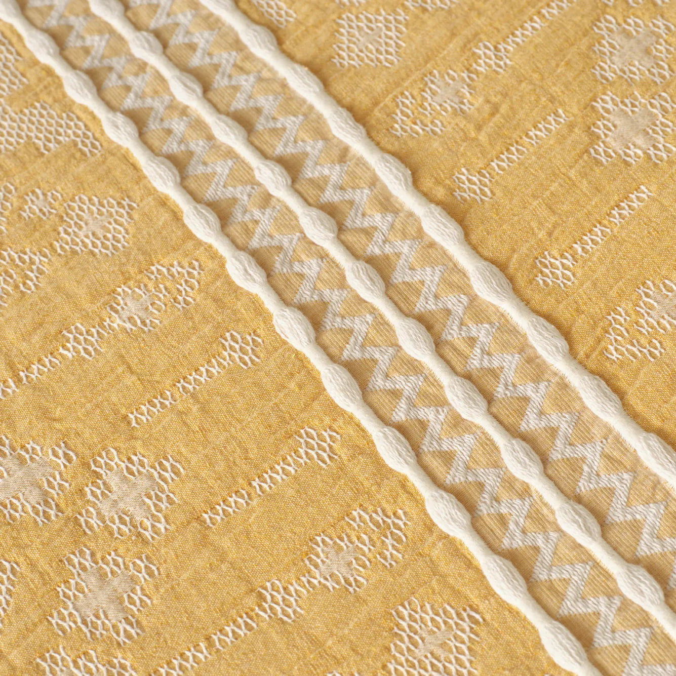 Glorinda Cotton Coverlet with Shams additional view