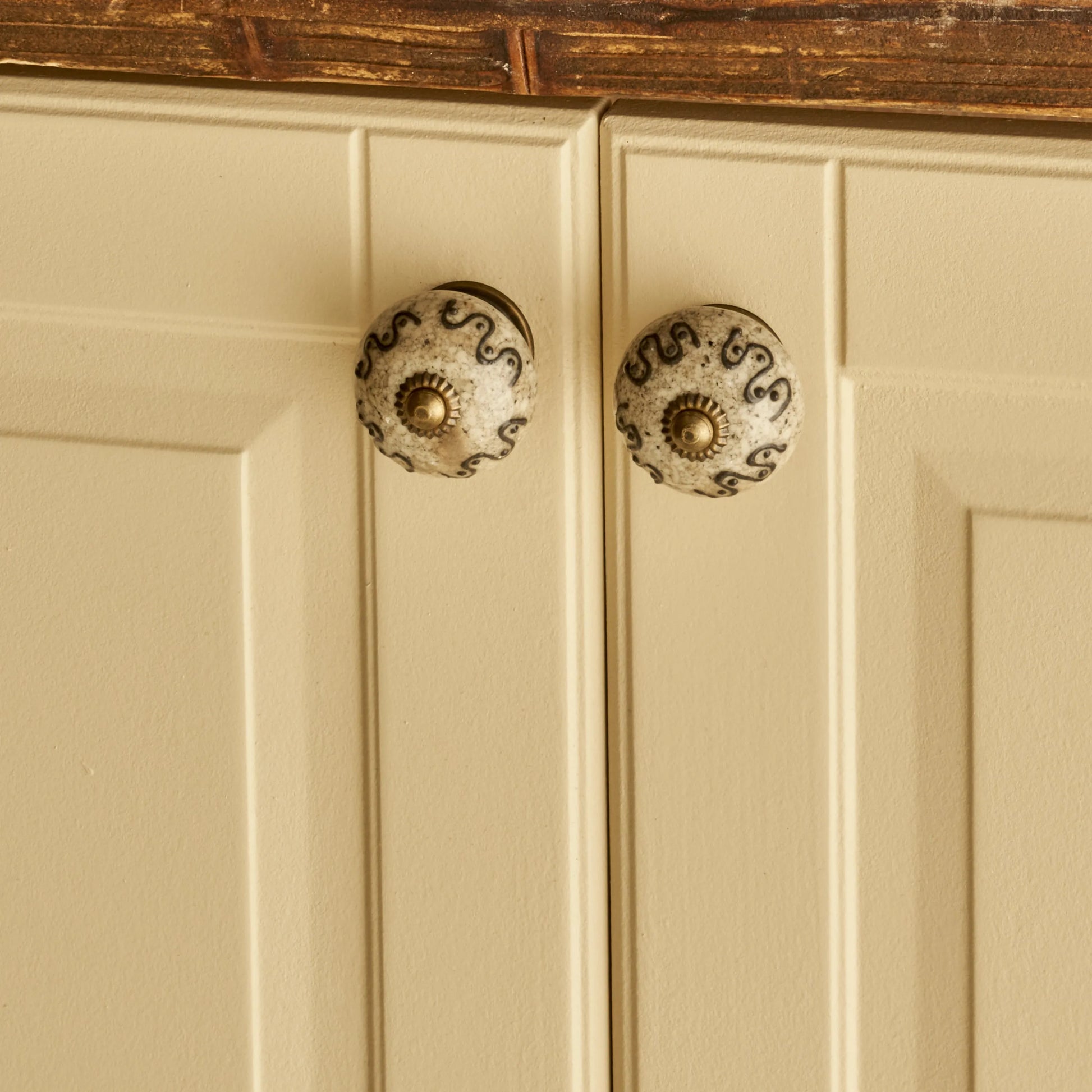 Izzy Ceramic Cabinet Knobs (Set of 2) detail view