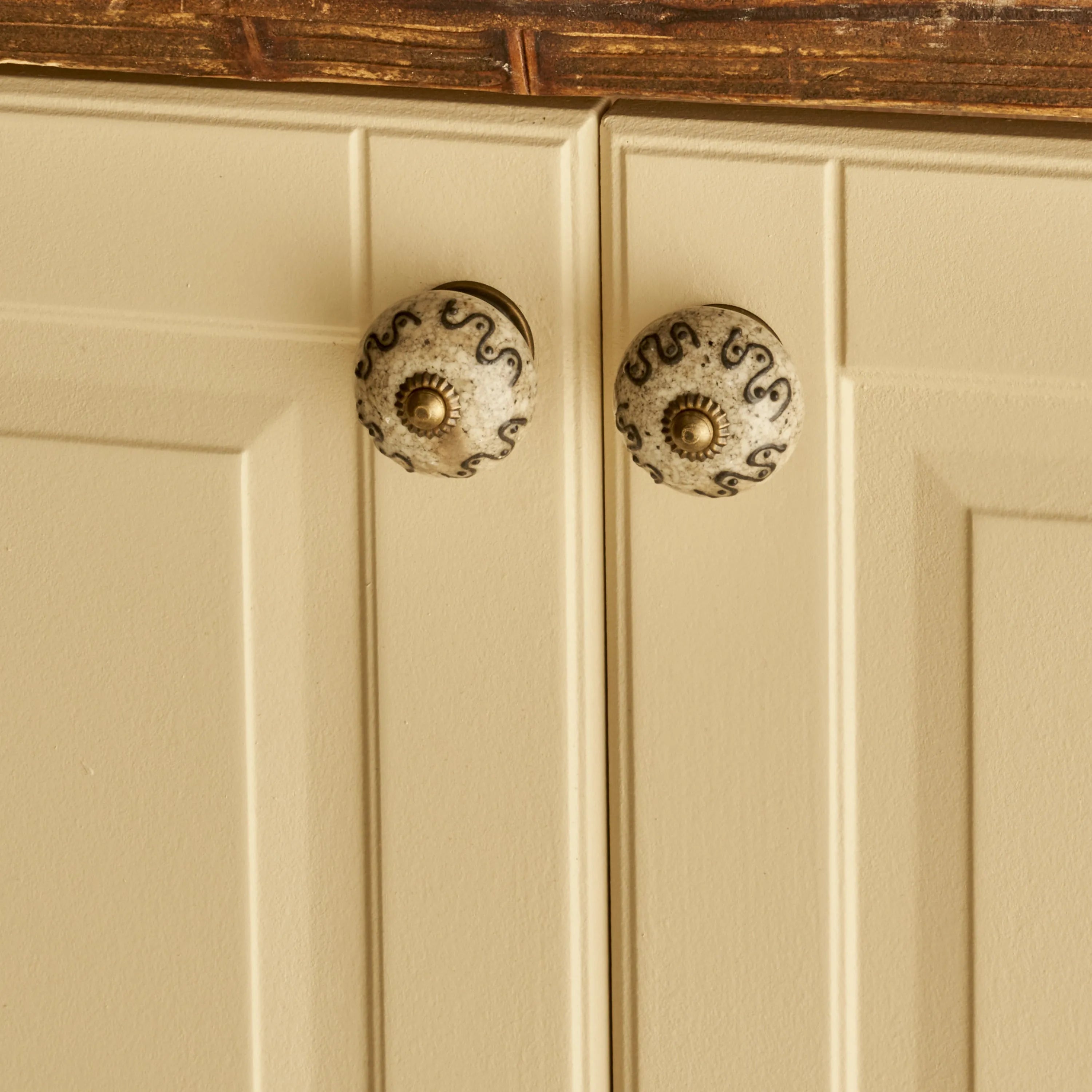 Izzy Ceramic Cabinet Knobs (Set of 2) detail view