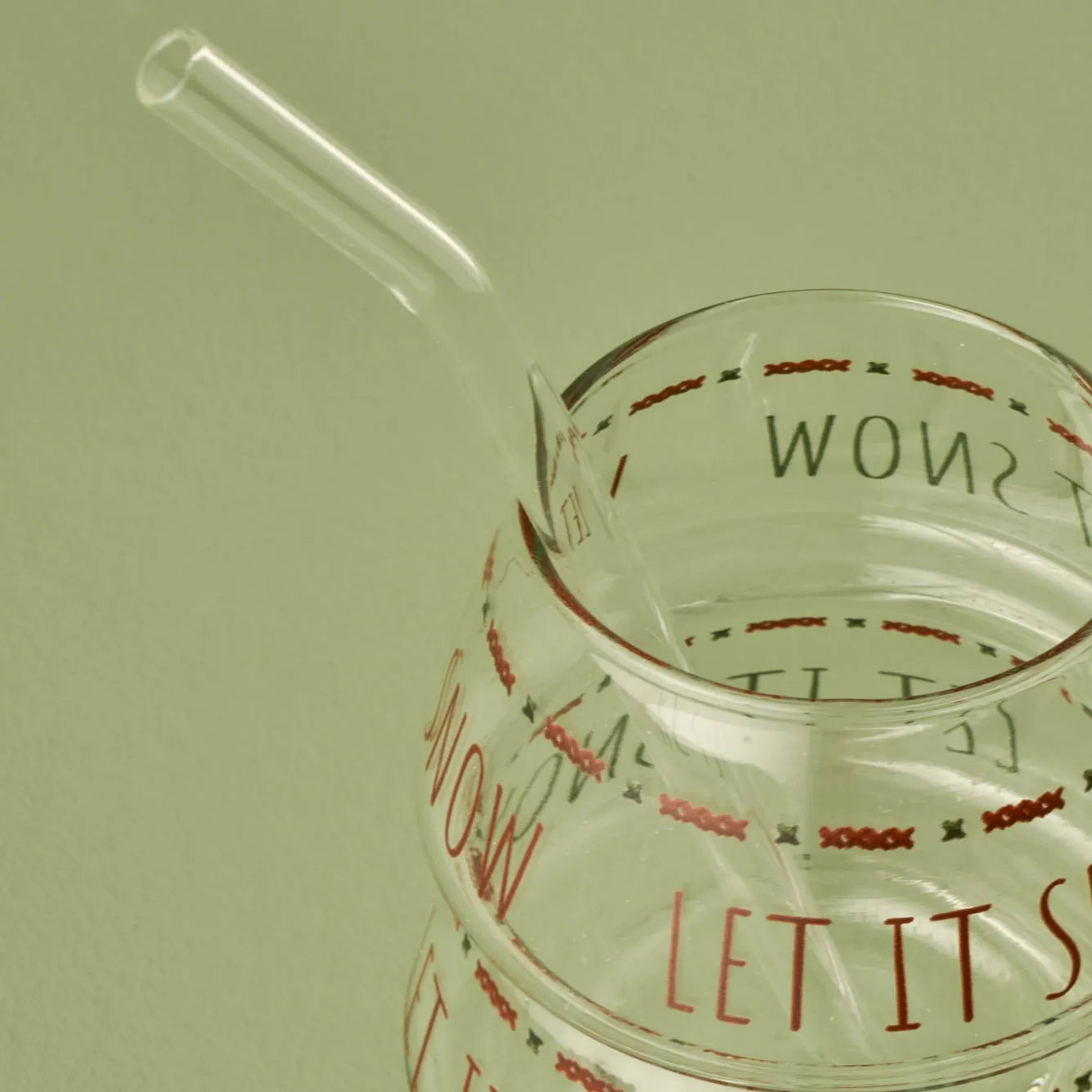 Jolly ‘Let It Snow’ Glass Tumbler with Straw detail view