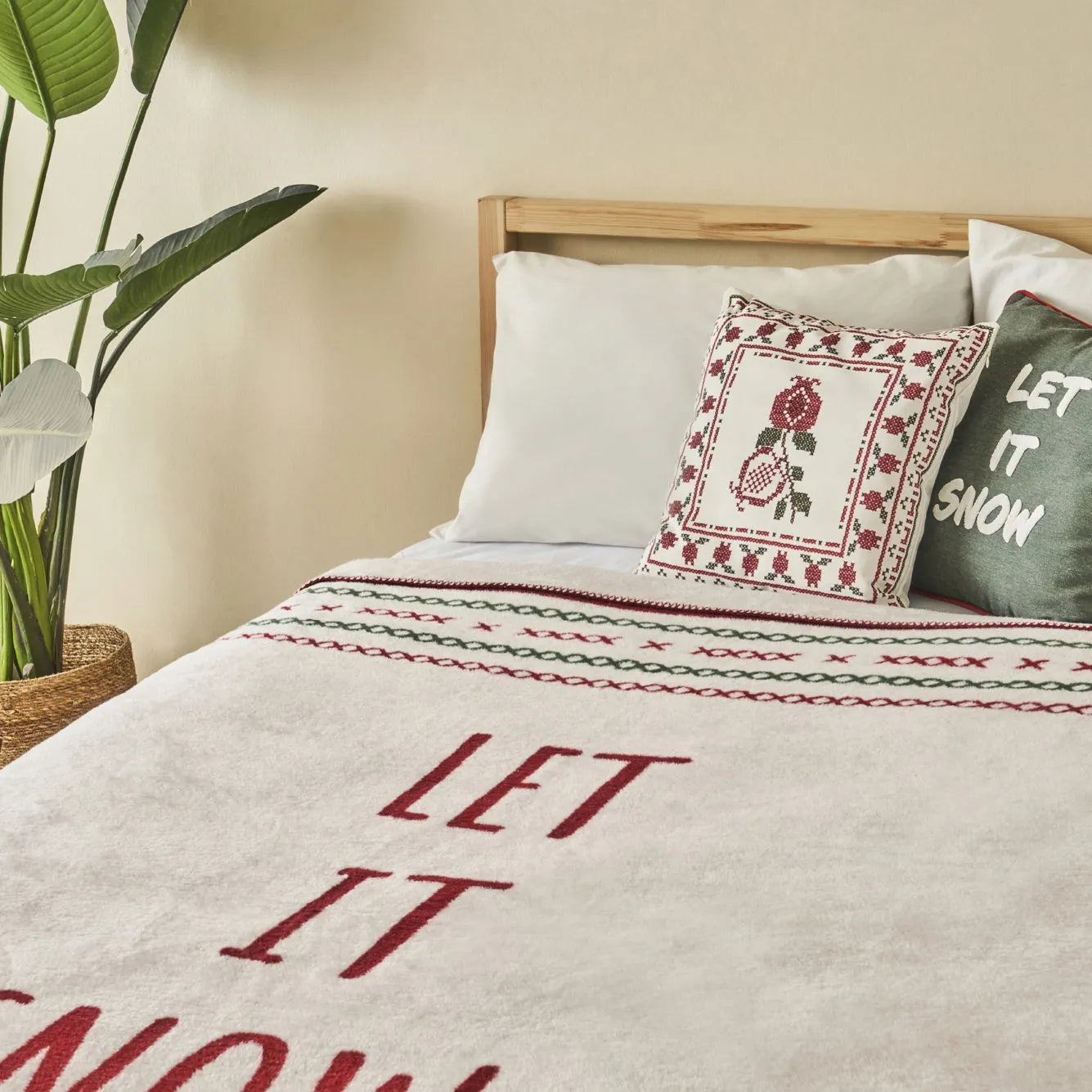 Jolly 'Let It Snow' Large Fleece Blanket texture detail