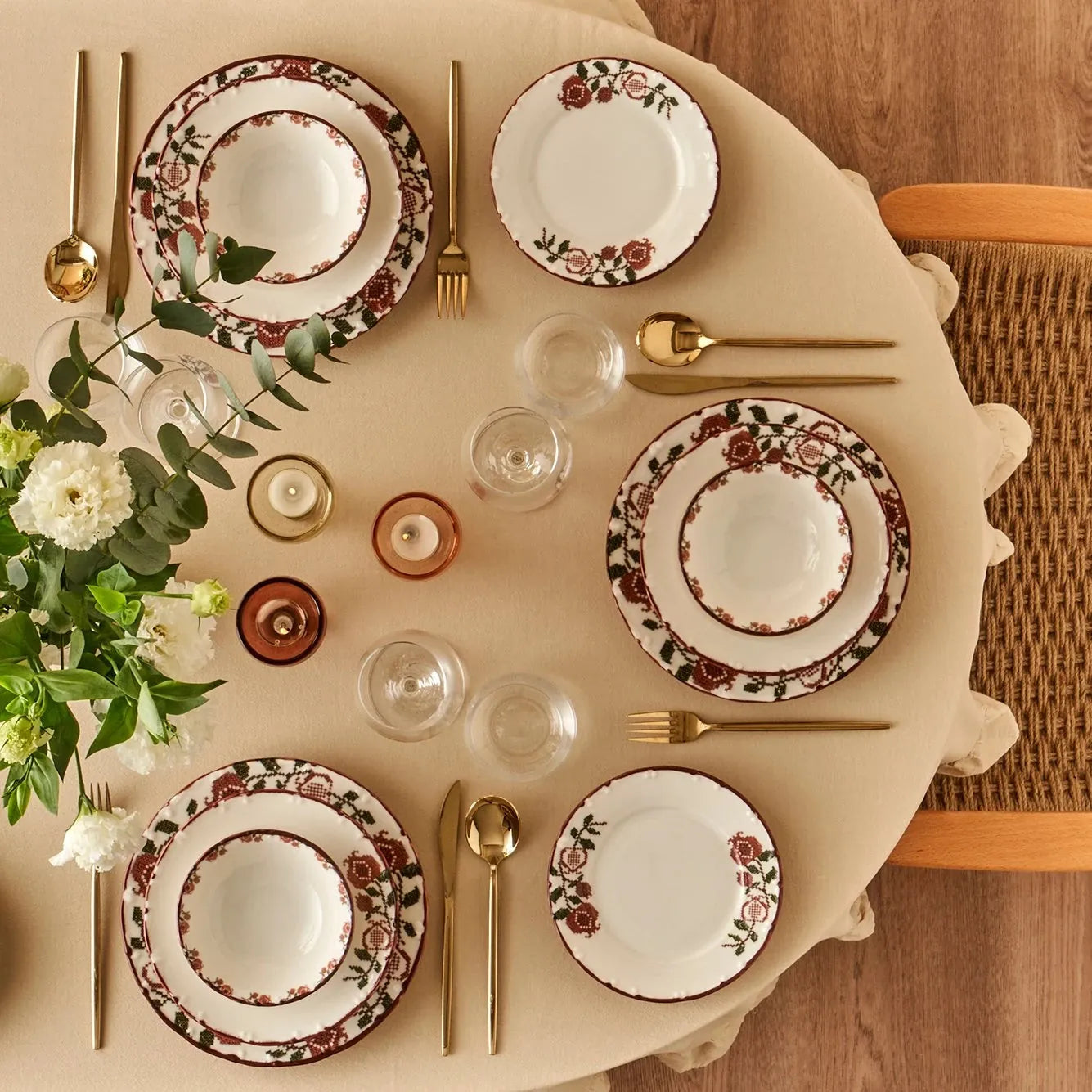 Jolly Porcelain Dinnerware Set (18 Piece) detail view