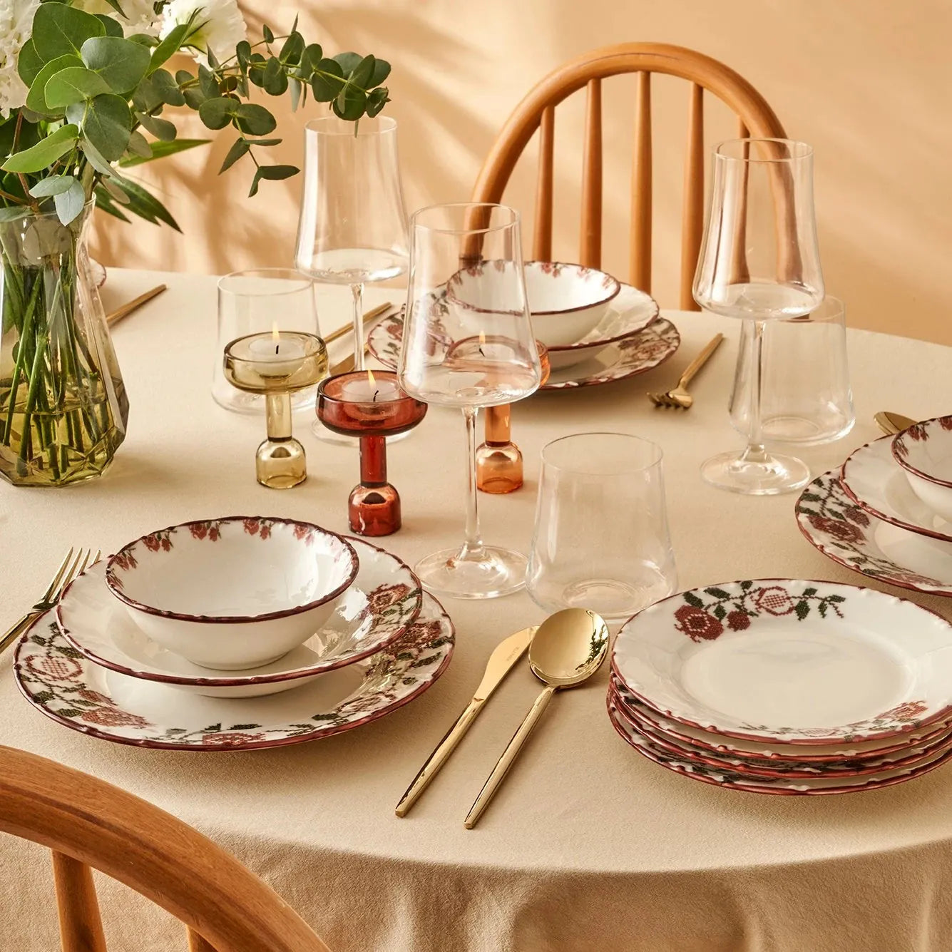 Jolly Porcelain Dinnerware Set (18 Piece) design detail