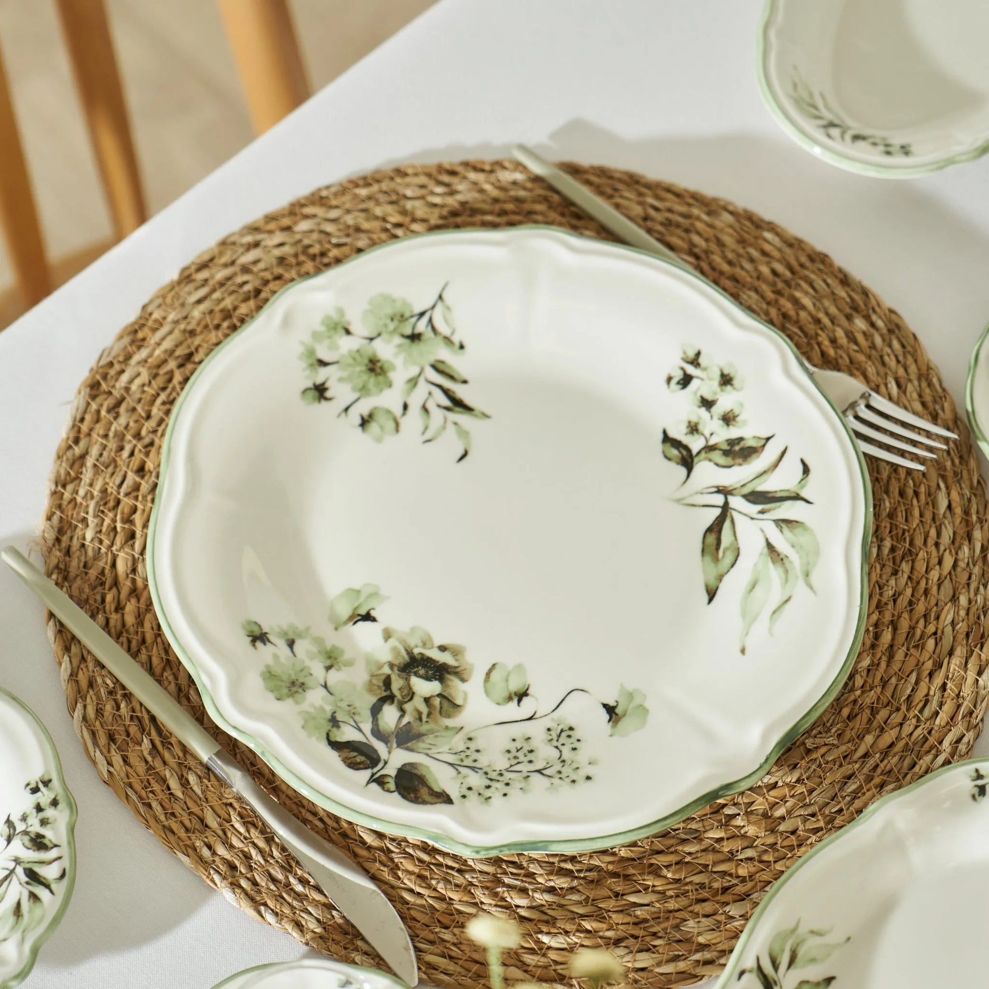 Julia Stoneware Dinner Plate design detail