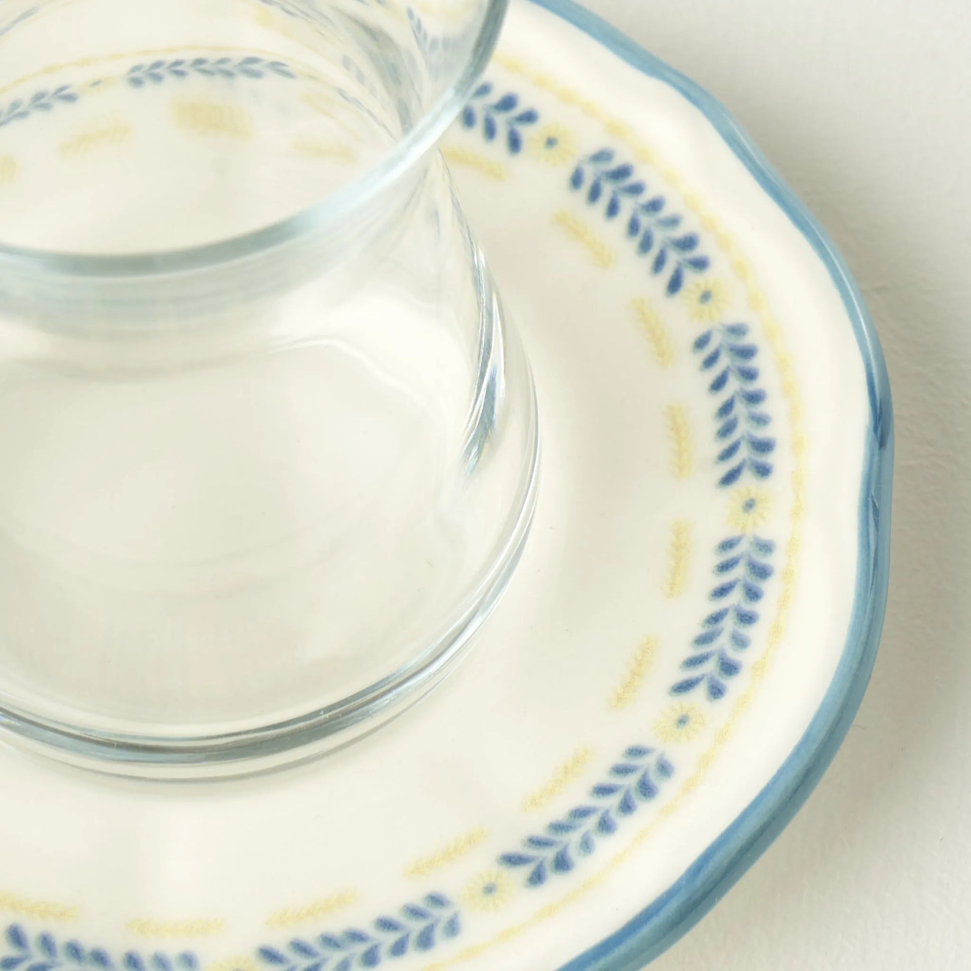 Liana Tea Glass Set with Saucers (6-Piece) texture detail