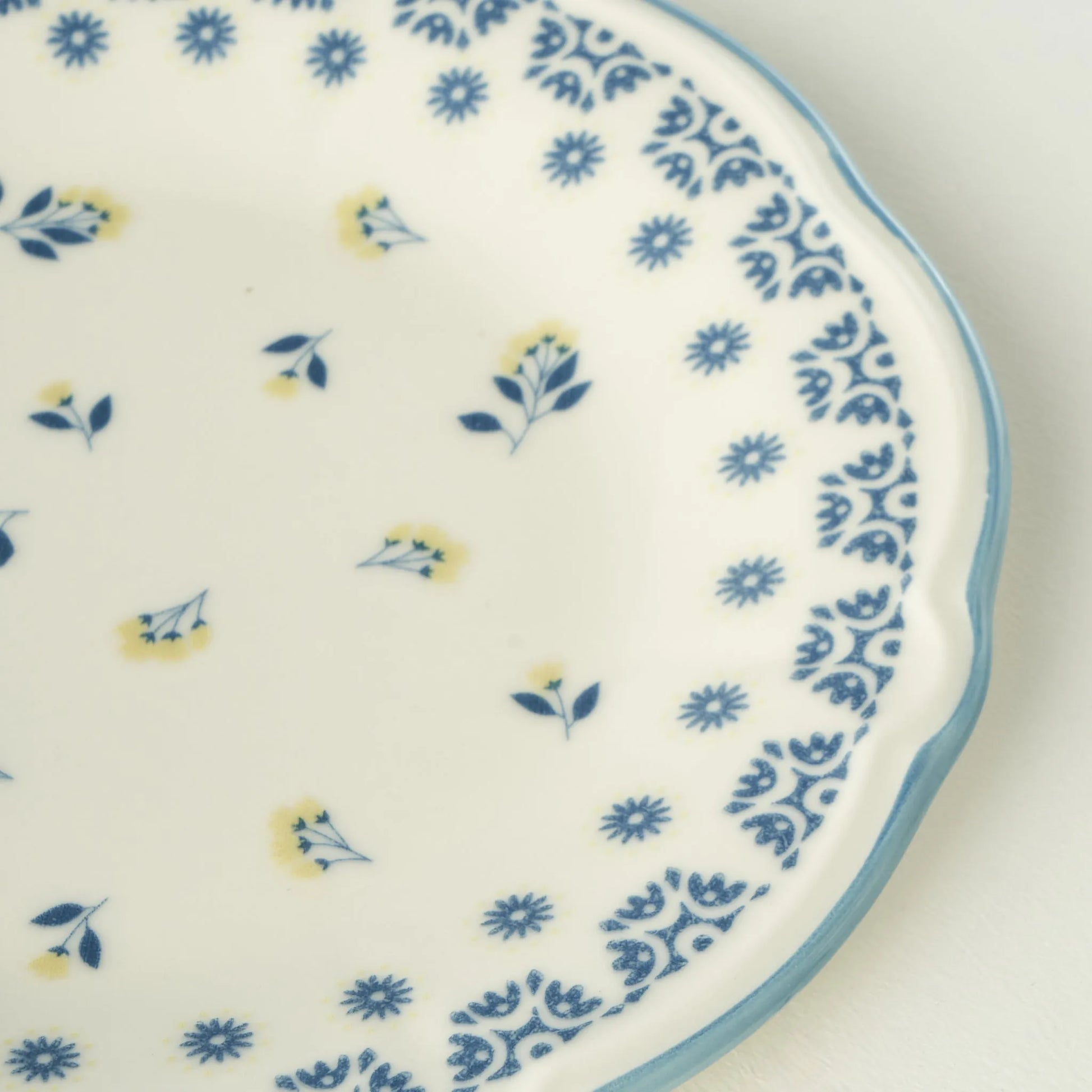 Mabel 24 Piece Stoneware Dinnerware Set texture detail
