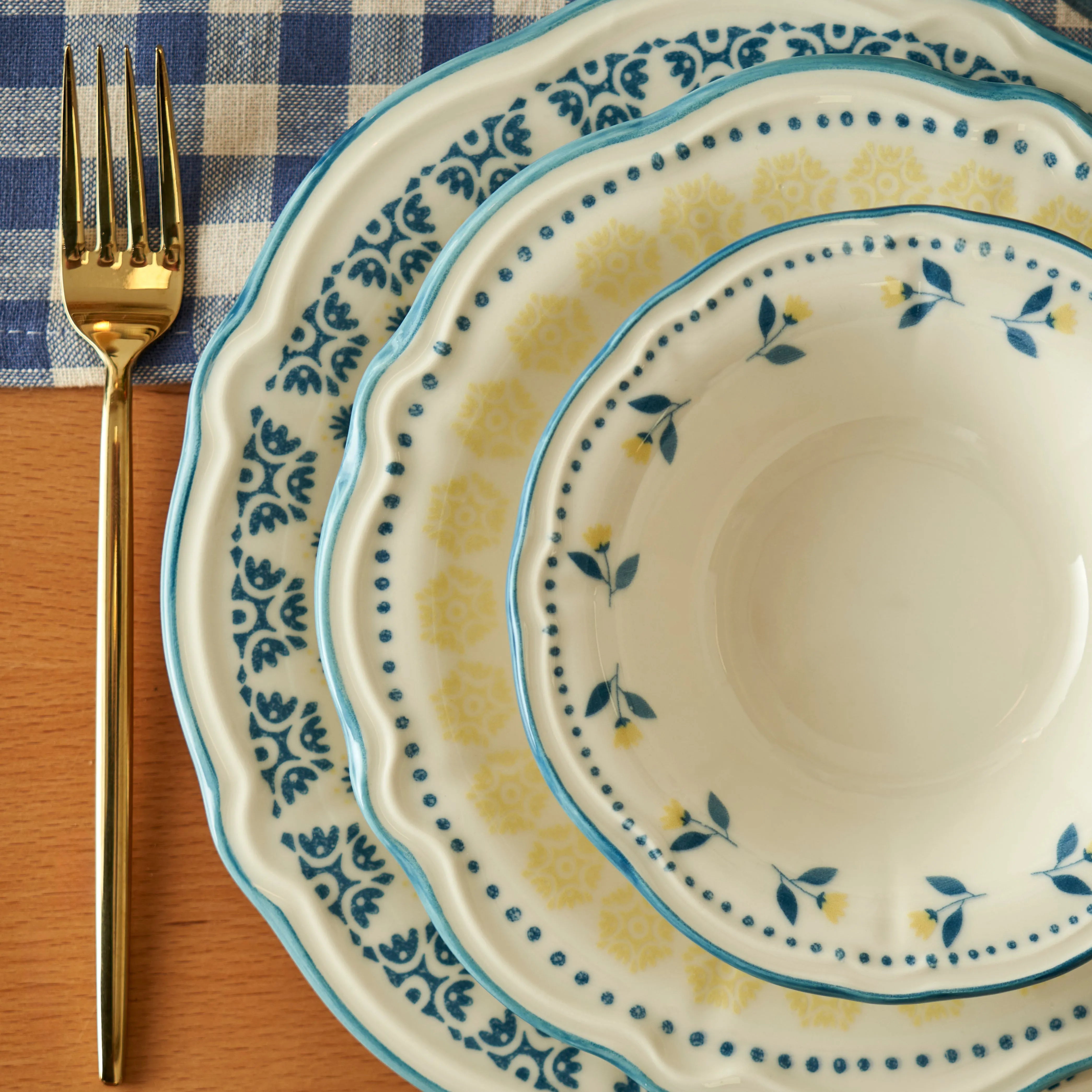 Mabel 24 Piece Stoneware Dinnerware Set side view