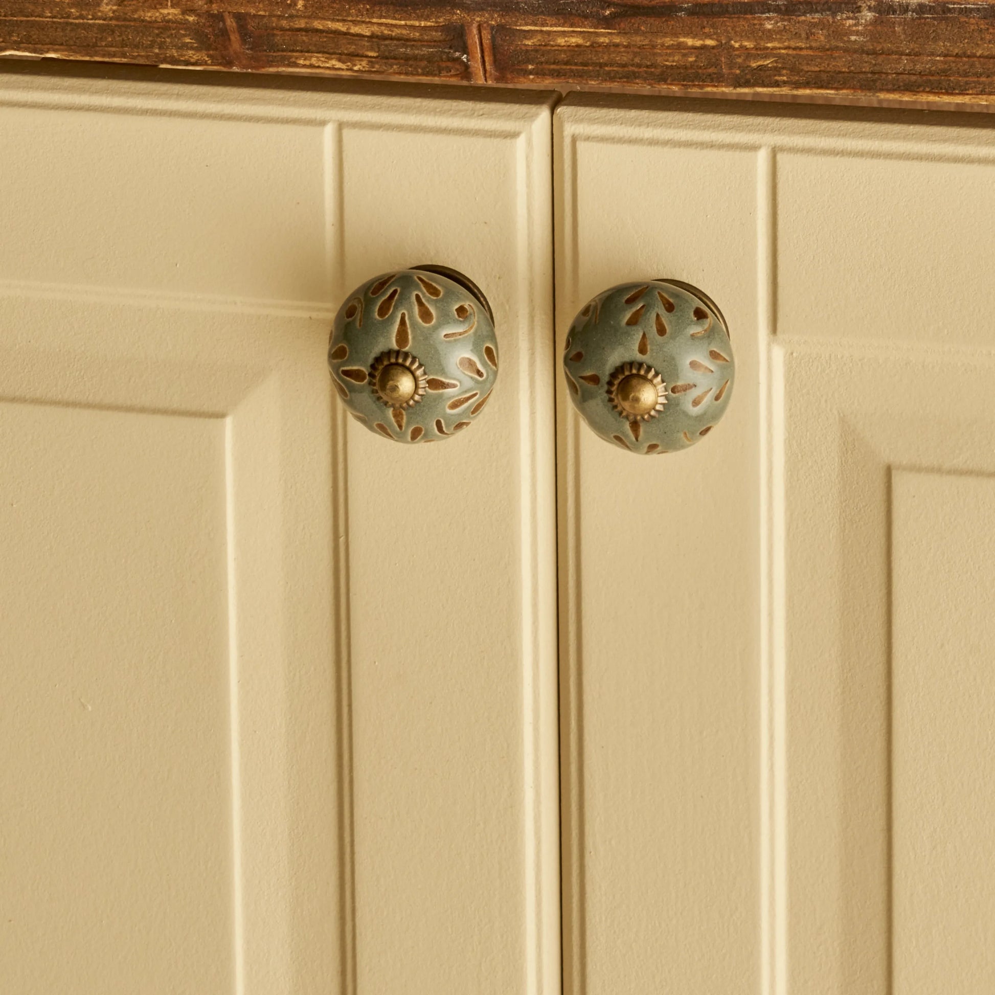 Mae Ceramic Cabinet Knob (Set of 2) detail view
