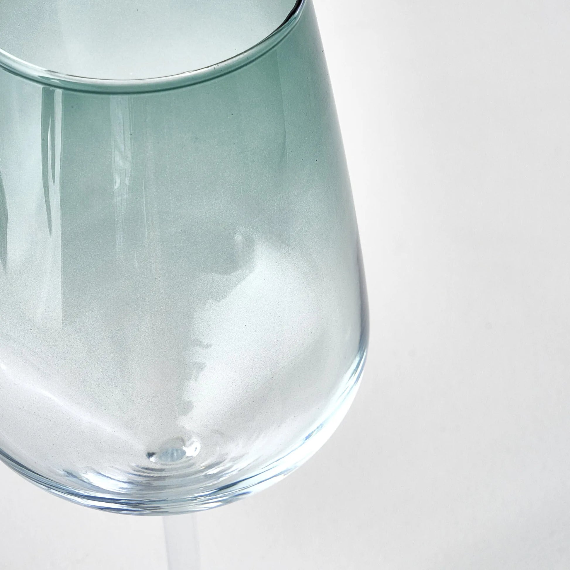 Mona Gradient Wine Glass detail view