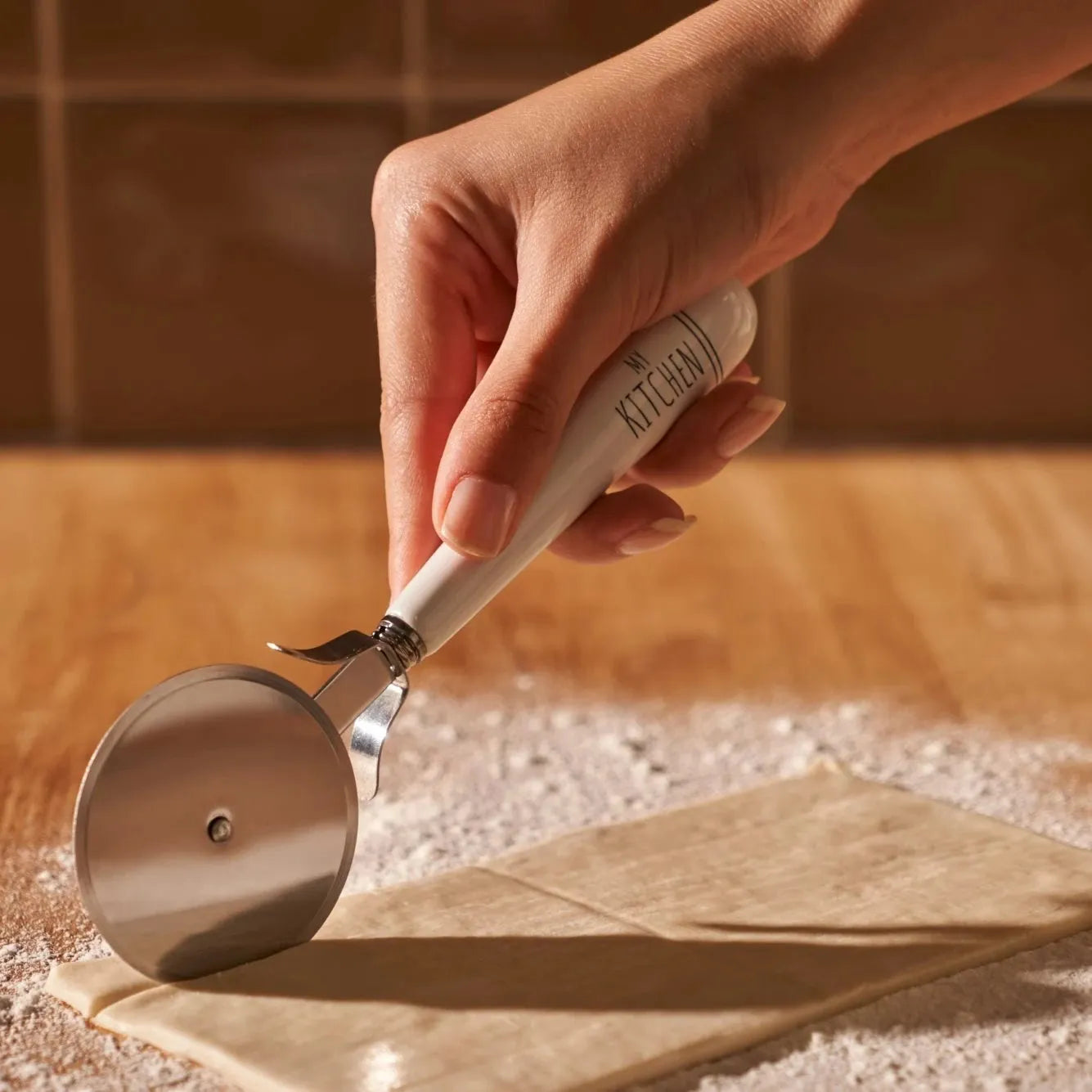 My Kitchen Pizza Wheel with Porcelain Handle texture detail
