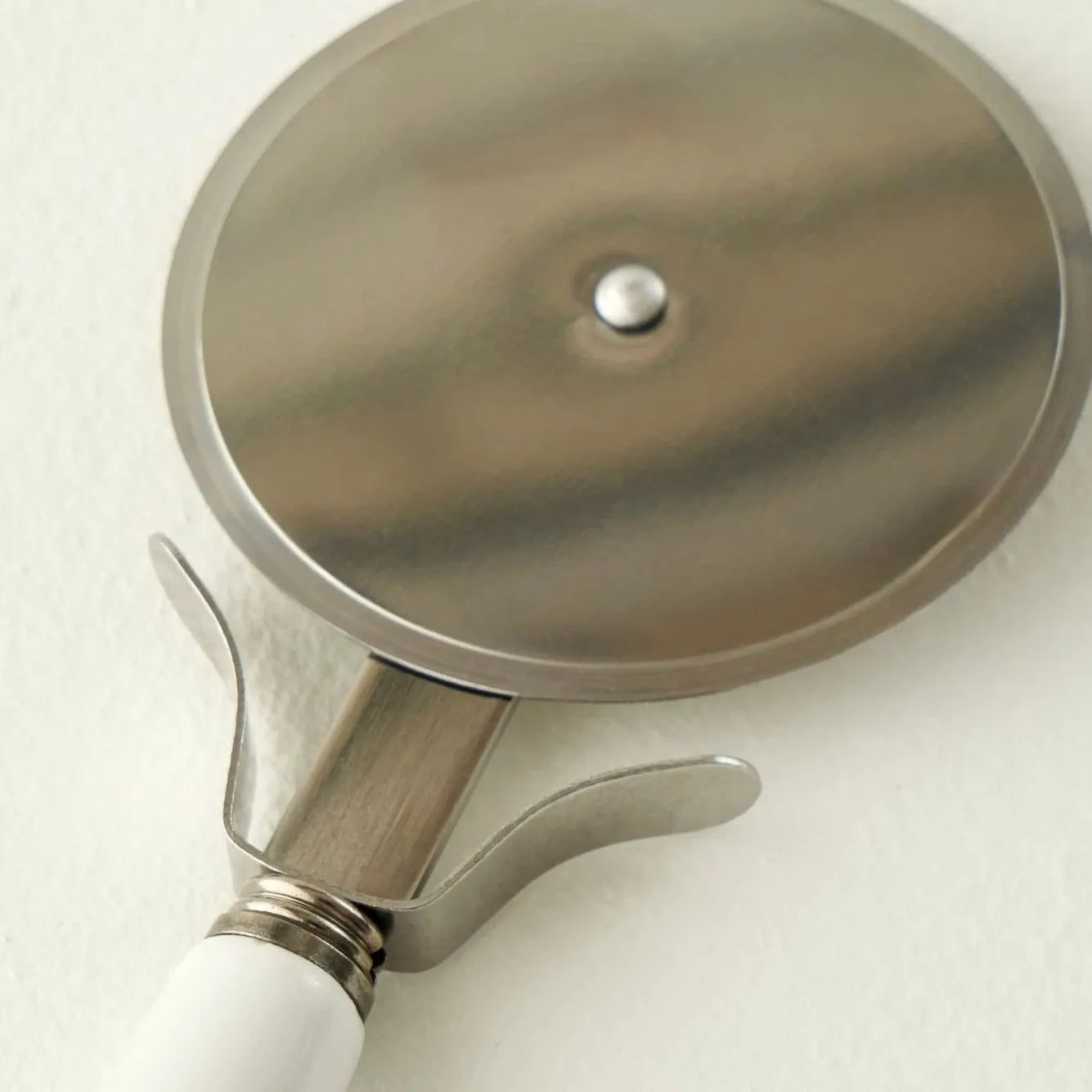 My Kitchen Pizza Wheel with Porcelain Handle side view