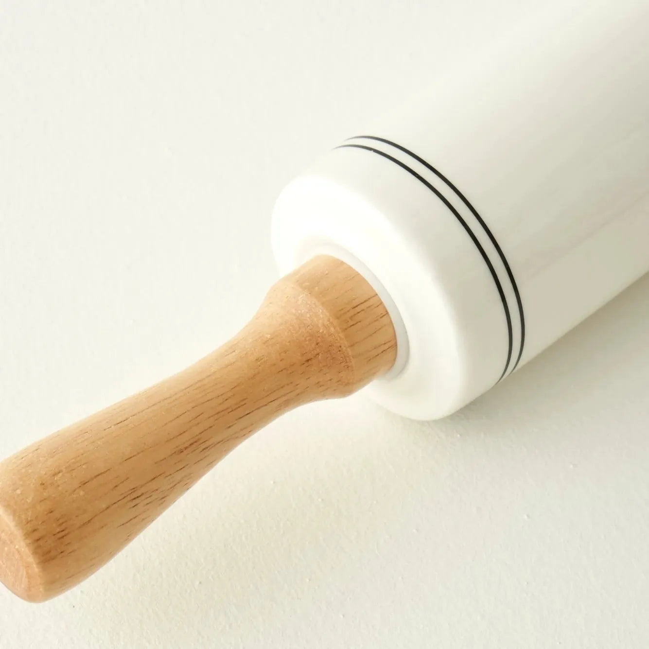 My Kitchen Porcelain Rolling Pin With Wooden Handles texture detail