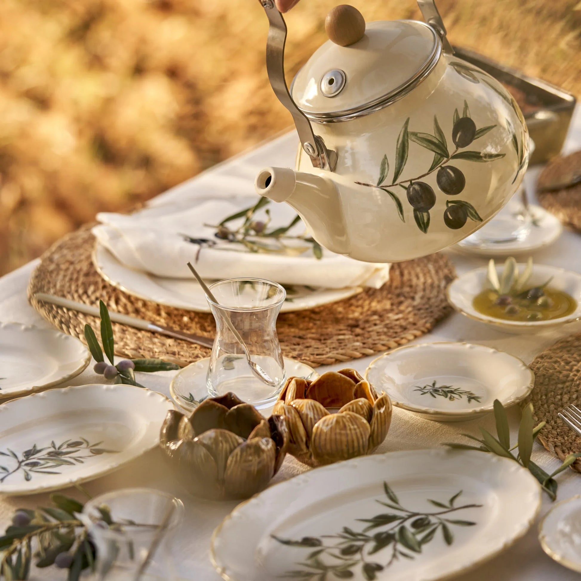 Olive Enamel Teapot with Wooden Handle design detail