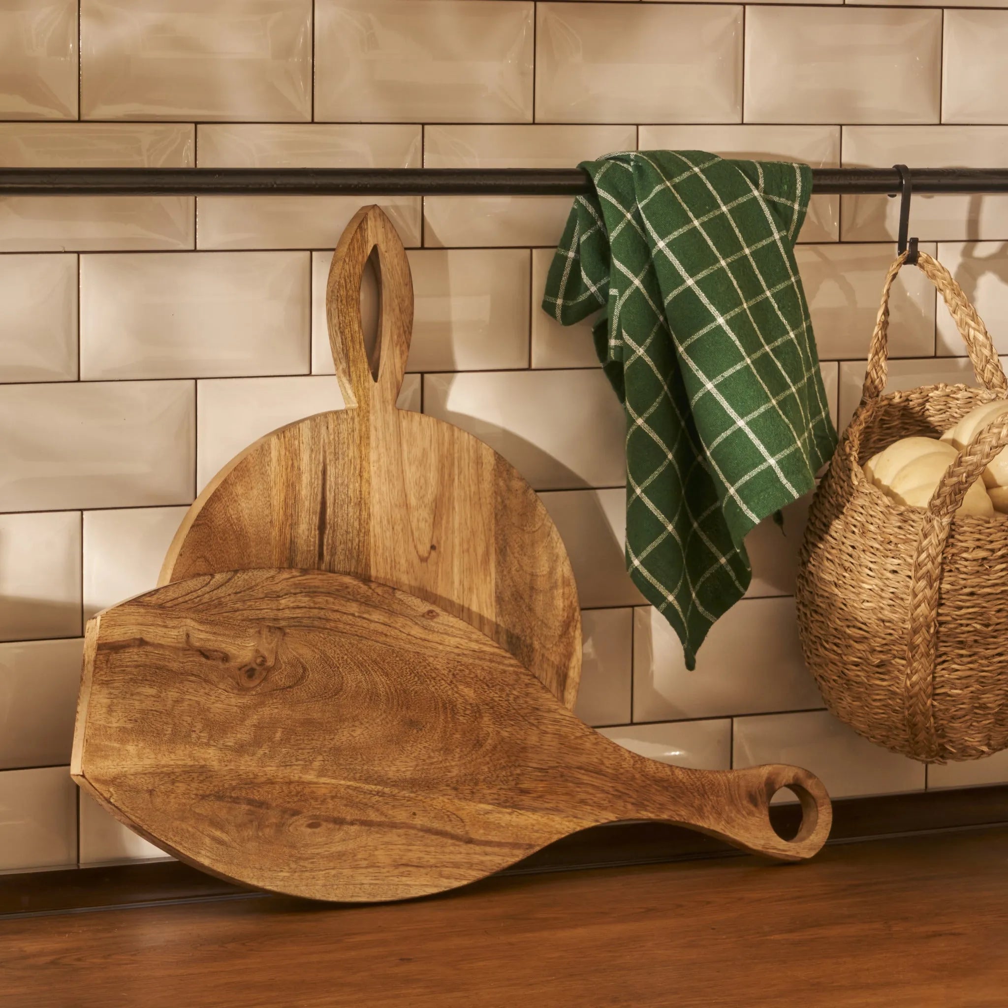 Perla Mango Wood Cutting Board texture detail