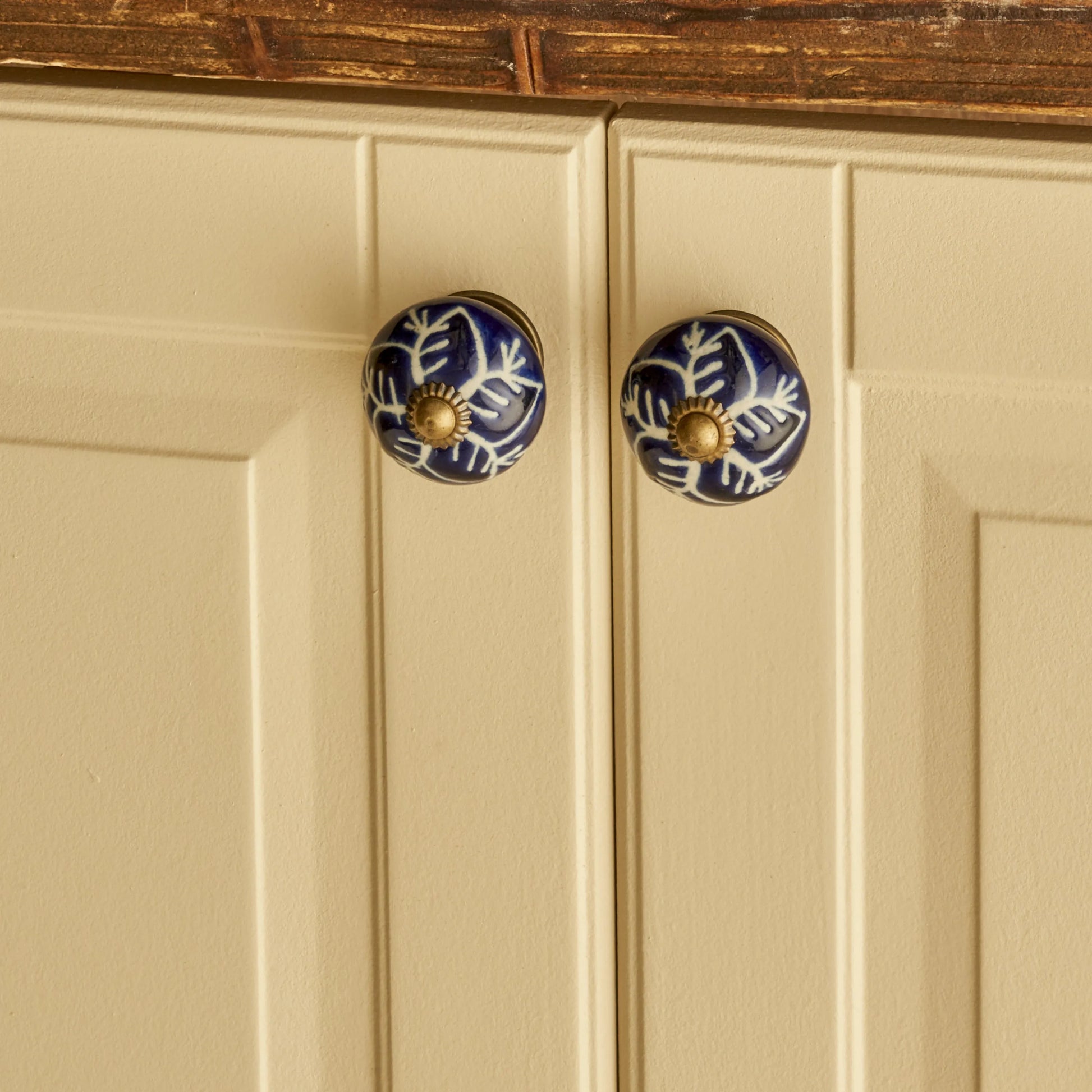 Senna Floral Ceramic Cabinet Knobs (Set of 2) detail view