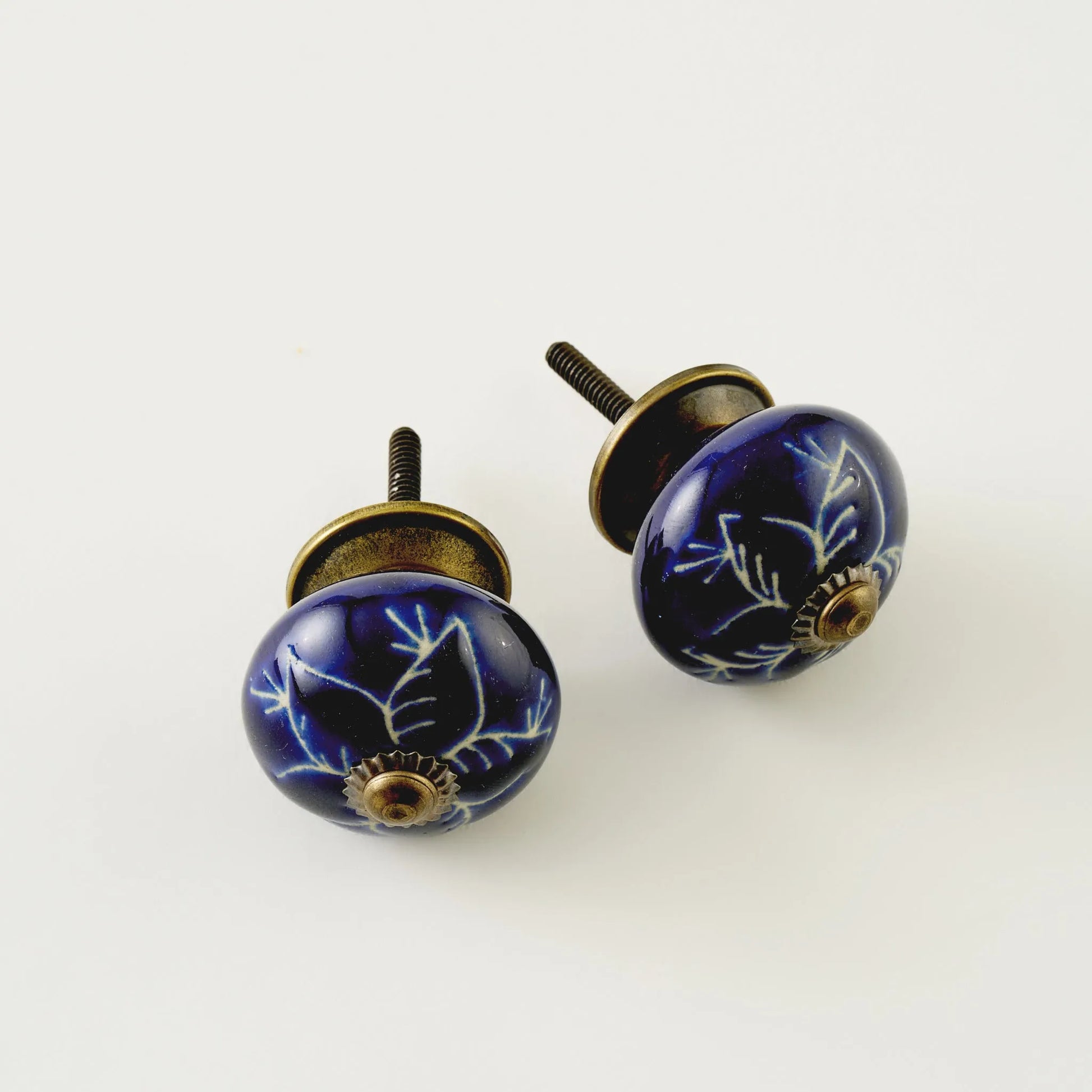 Senna Floral Ceramic Cabinet Knobs (Set of 2) texture detail