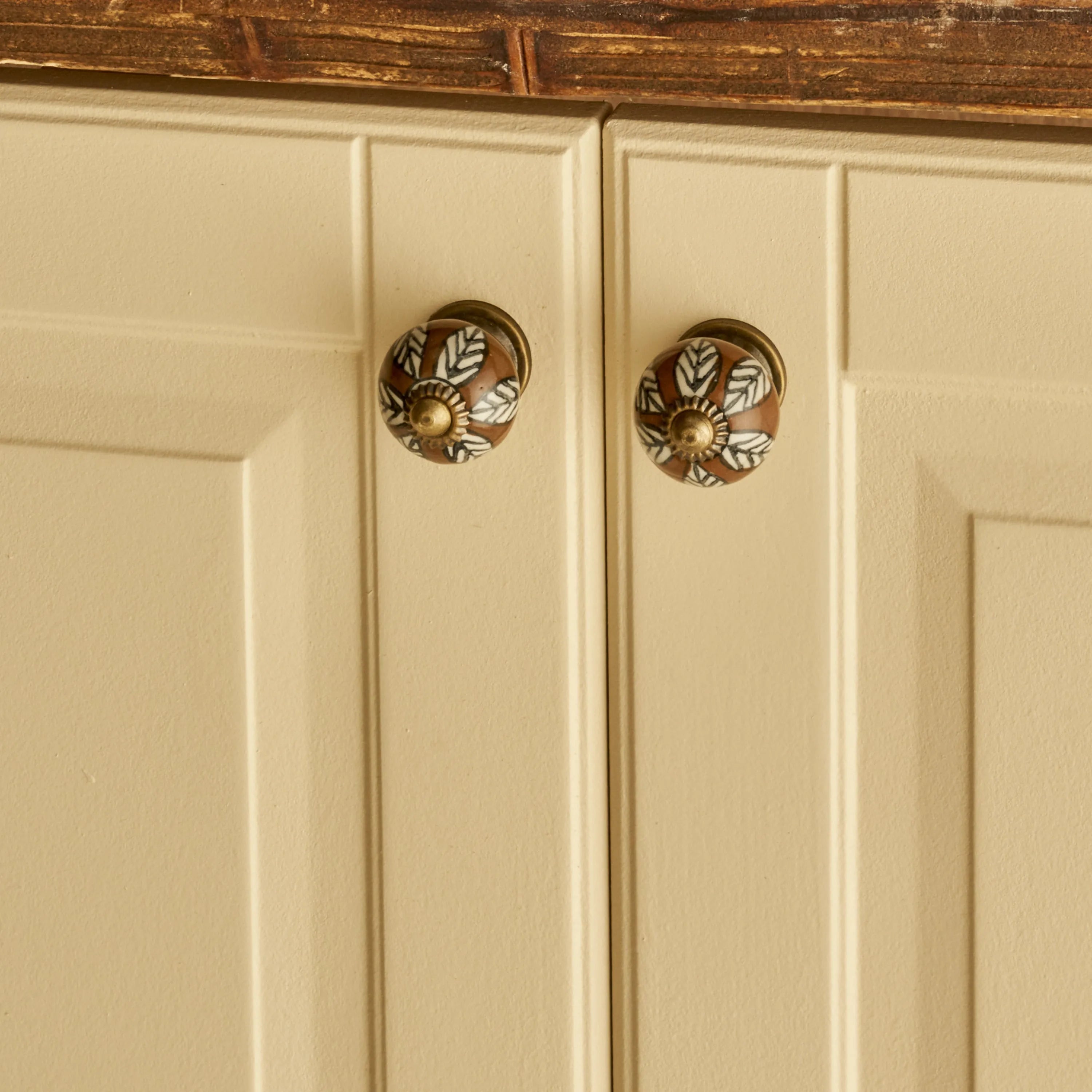 Shea Ceramic Cabinet Knobs (Set of 2) detail view