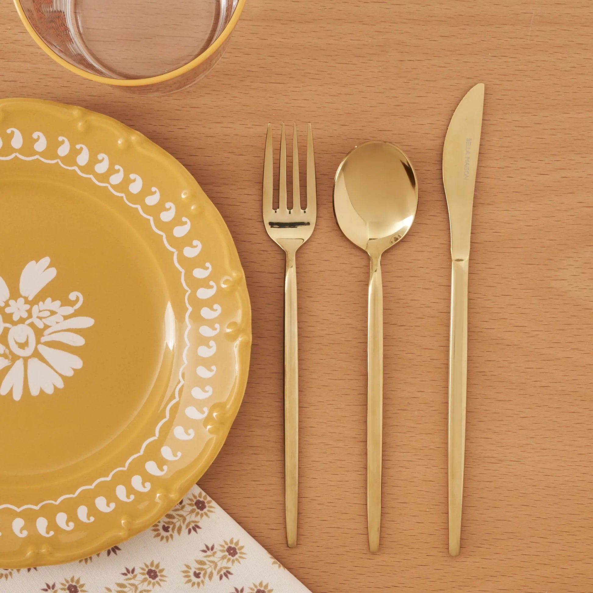 Siena 18-Piece Gold Flatware Set texture detail