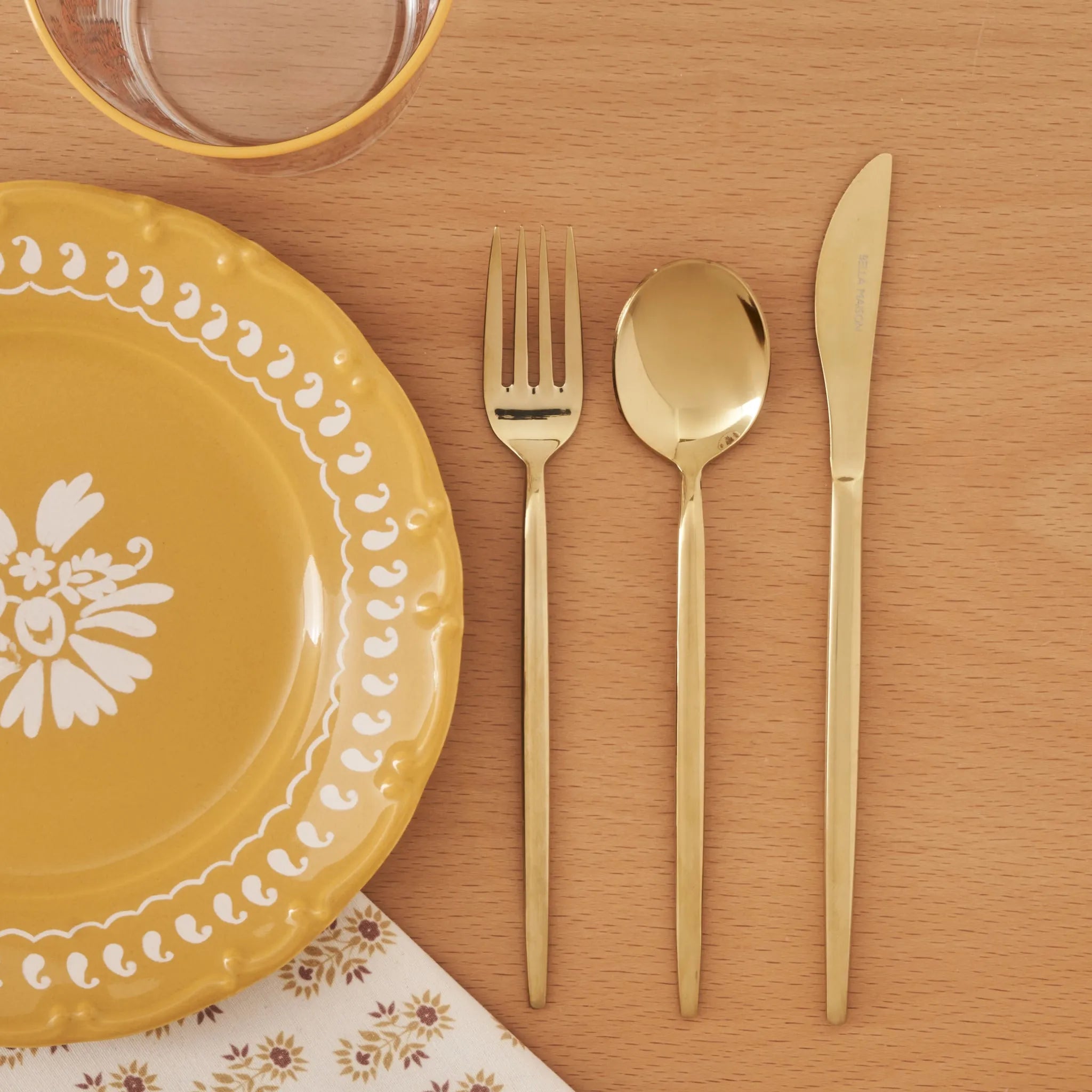Siena 18-Piece Gold Flatware Set texture detail