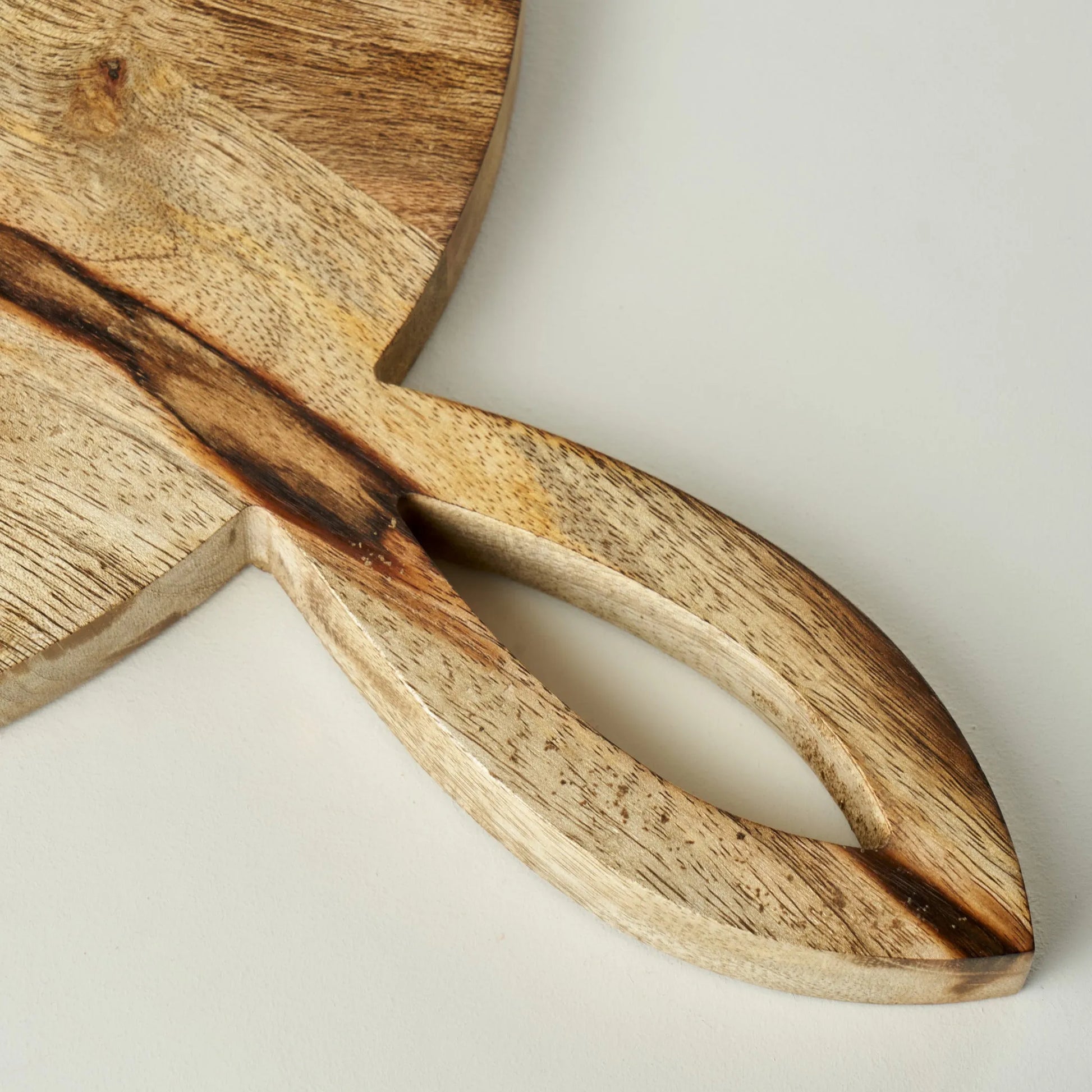Sierra Round Mango Cutting Board texture detail