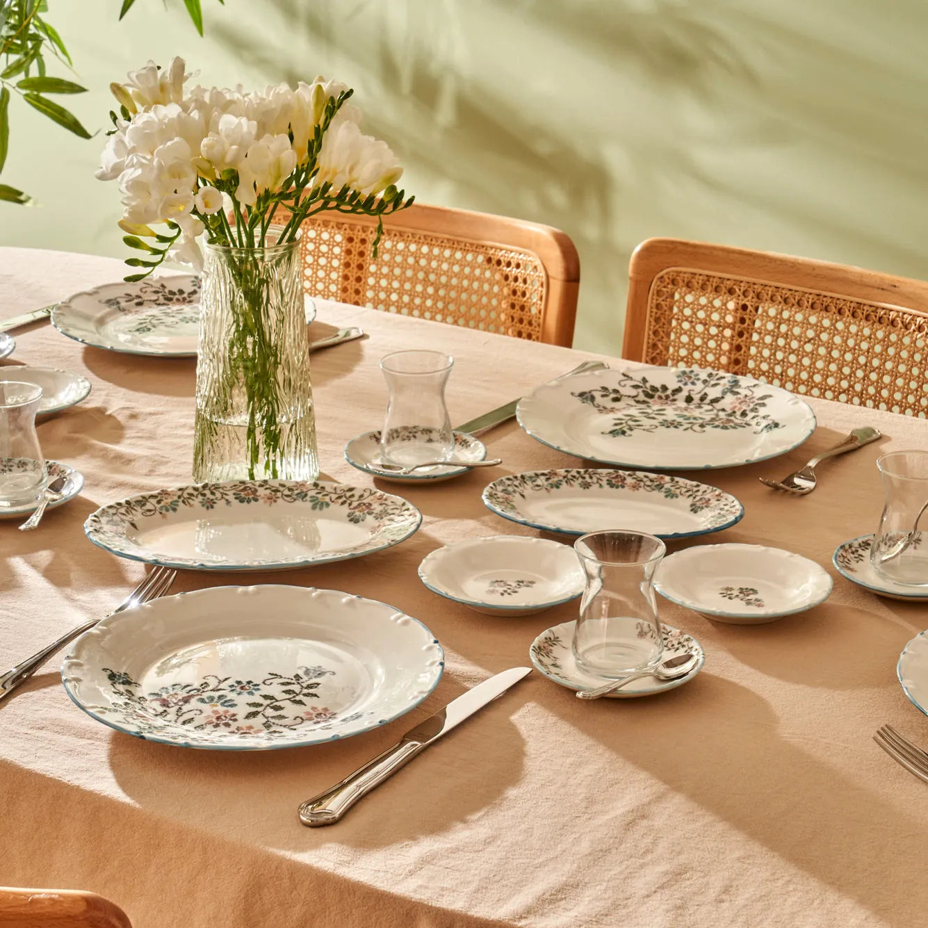 Vintage 26 Piece Breakfast Set texture detail
