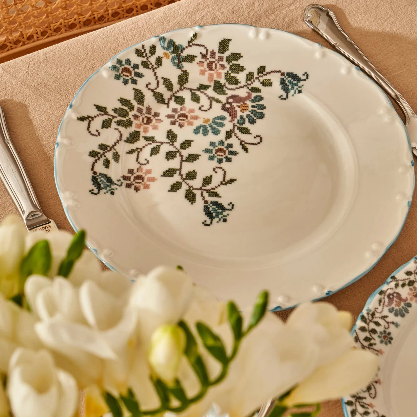 Vintage 26 Piece Breakfast Set side view