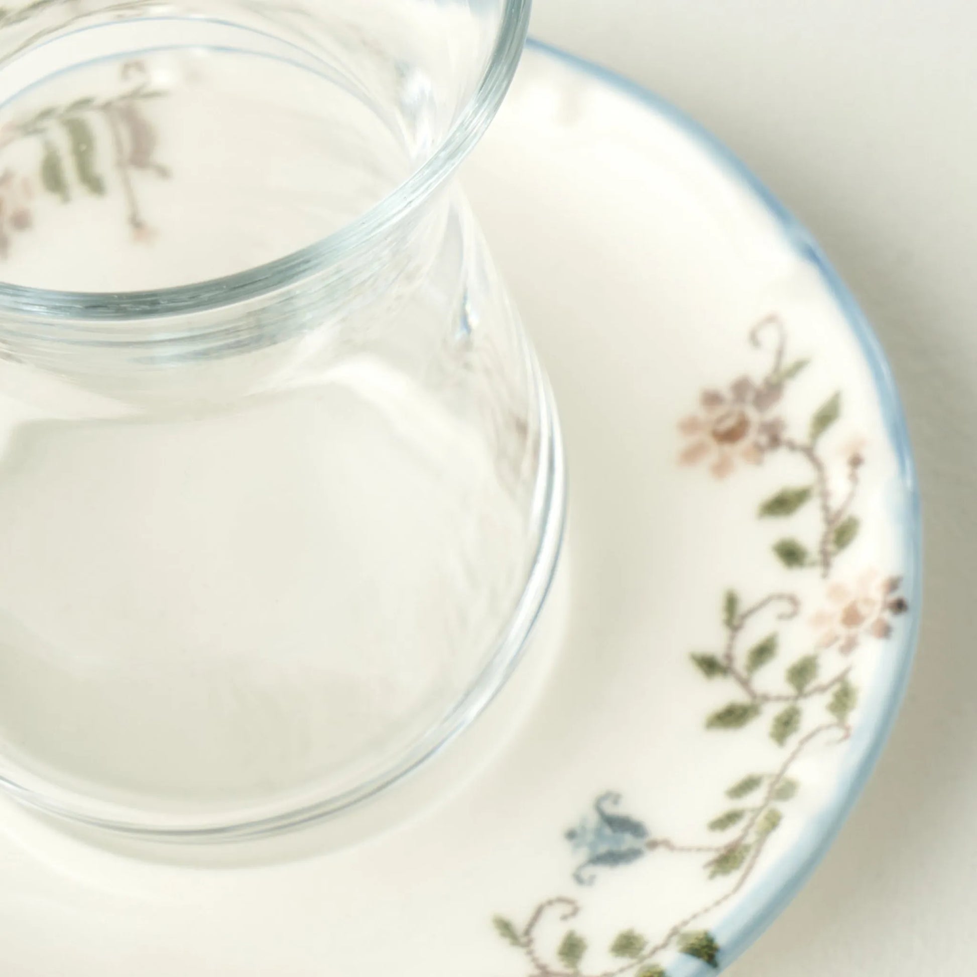 Vintage Tea Glass Set with Saucers (6-Piece) texture detail