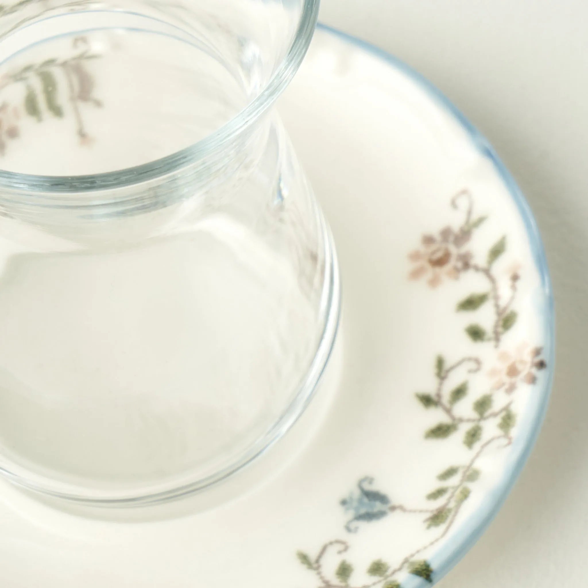 Vintage Tea Glass Set with Saucers (6-Piece) texture detail