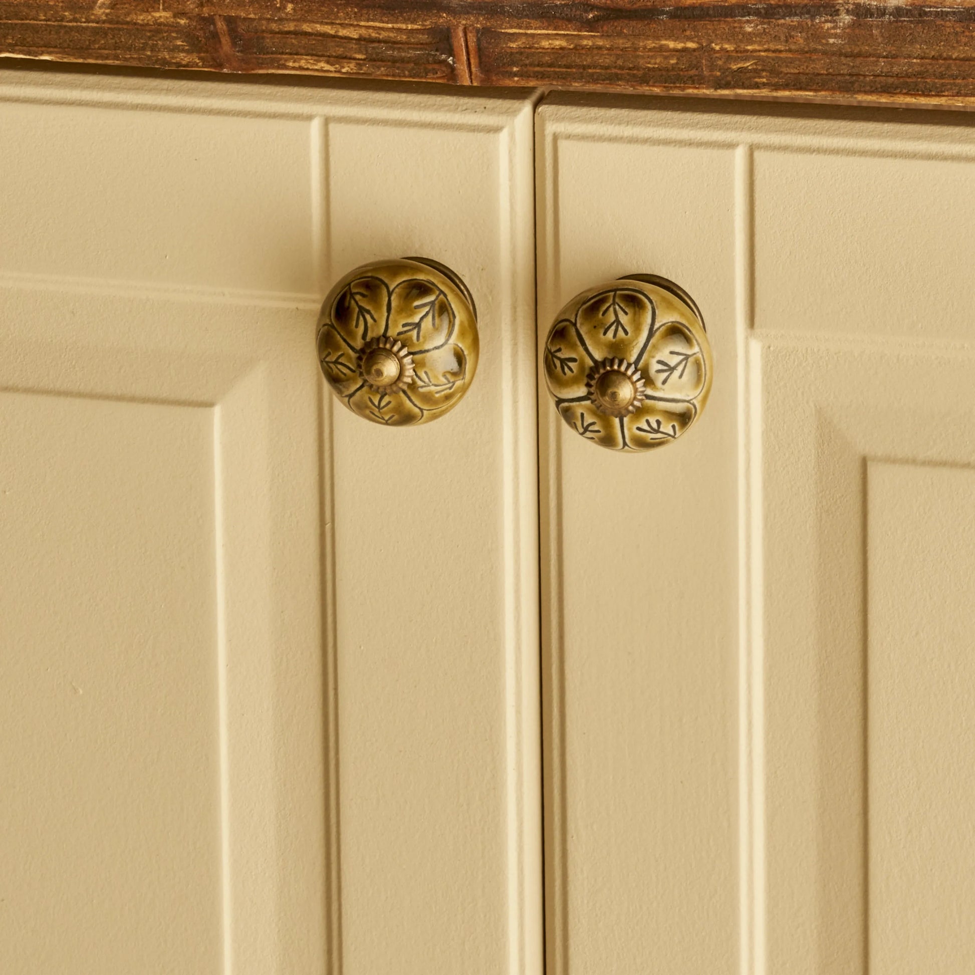 Viole Ceramic Cabinet Knobs (Set of 2) detail view
